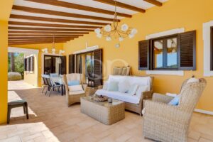 Terraço coberto e espaçoso, com vigas de madeira e um ambiente sereno
