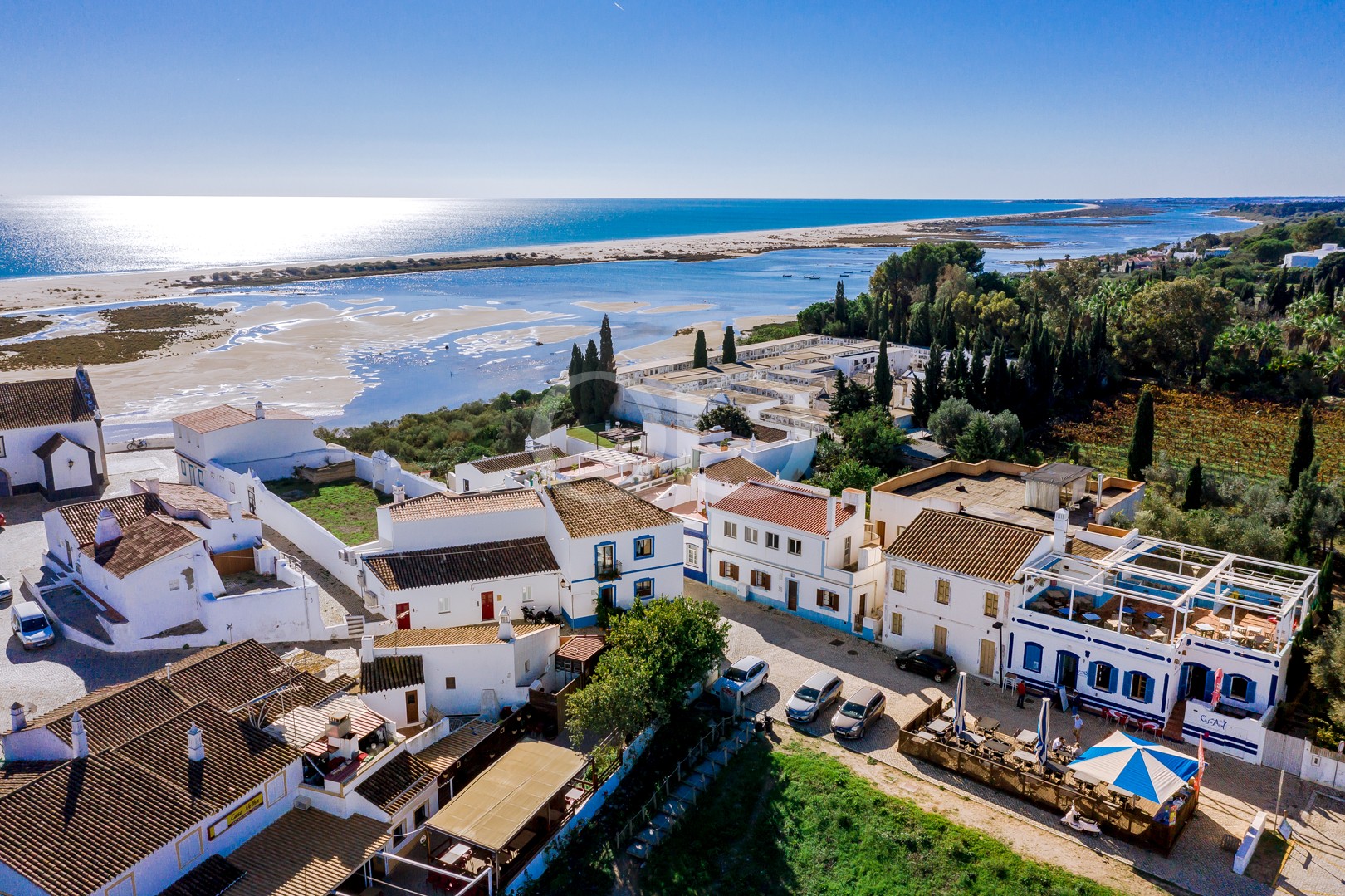 Vue aérienne d'un village côtier et de la Ria Formosa