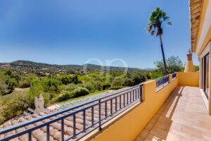 Amplo terraço do quarto com vistas panorâmicas deslumbrantes sobre a paisagem rural