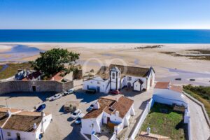 Vista aérea da igreja da aldeia e da Ria Formosa