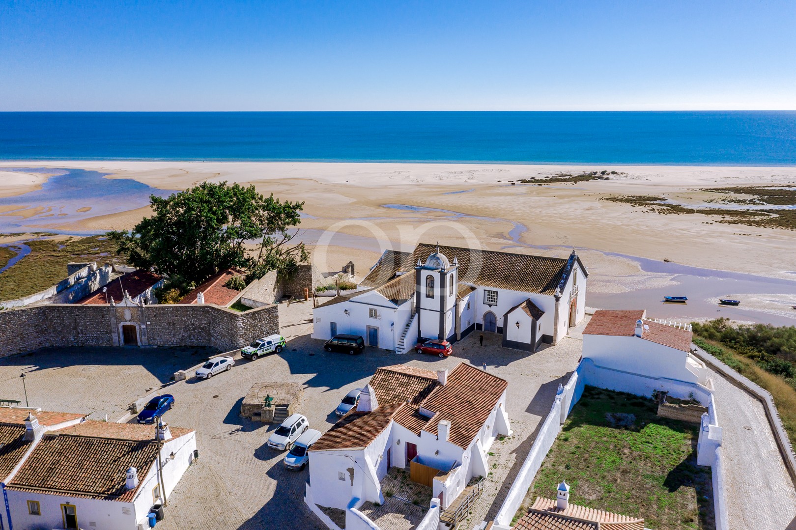 Vista aérea da igreja da aldeia e da Ria Formosa