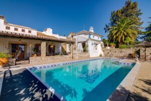 Piscine privée attenante à une villa traditionnelle de l'Algarve, avec terrasse extérieure couverte