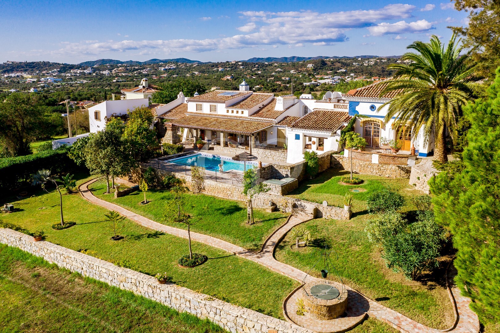 Traditionelle Villa an der Algarve mit Swimmingpool, gepflegten Gärten und Blick ins Grüne