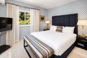 Schlafzimmer mit Blick auf den Garten