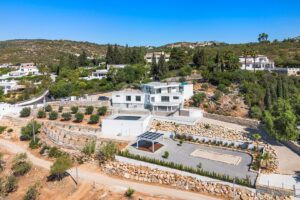 Impressionnante villa contemporaine nichée au cœur d'une végétation luxuriante, dans un cadre paisible à flanc de colline