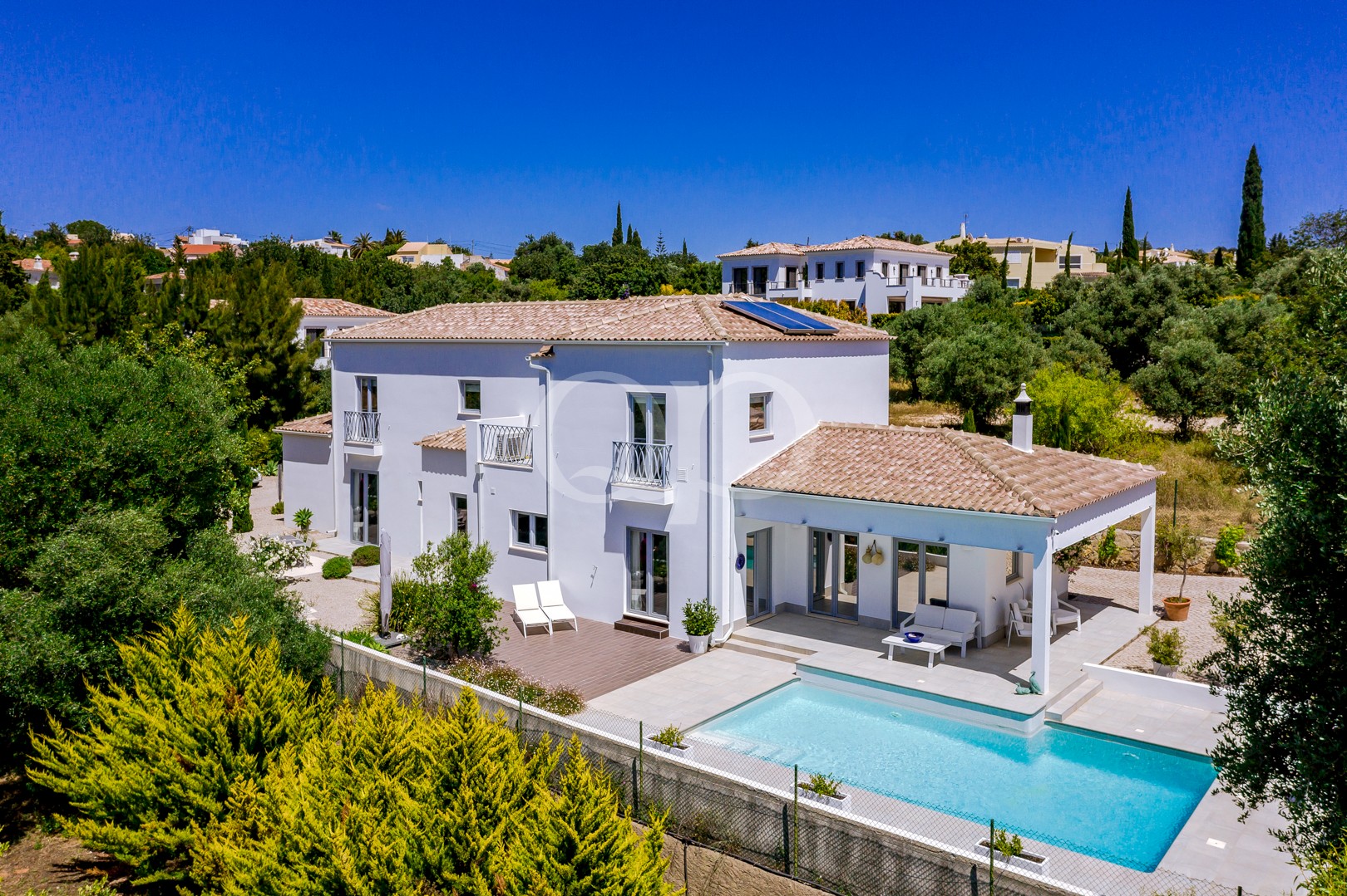 Vue aérienne d'une villa avec piscine et terrasses