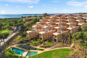 Vista aérea de residências de férias contemporâneas rodeadas por jardins paisagísticos