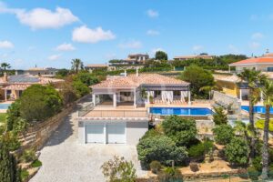 Vue aérienne d'une villa avec piscine privée et double garage
