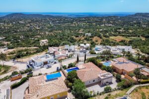 Vue aérienne sur les villas de l'Algarve, en direction de la côte