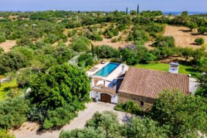 Vista aérea da moradia, da piscina e dos jardins mediterrânicos bem cuidados