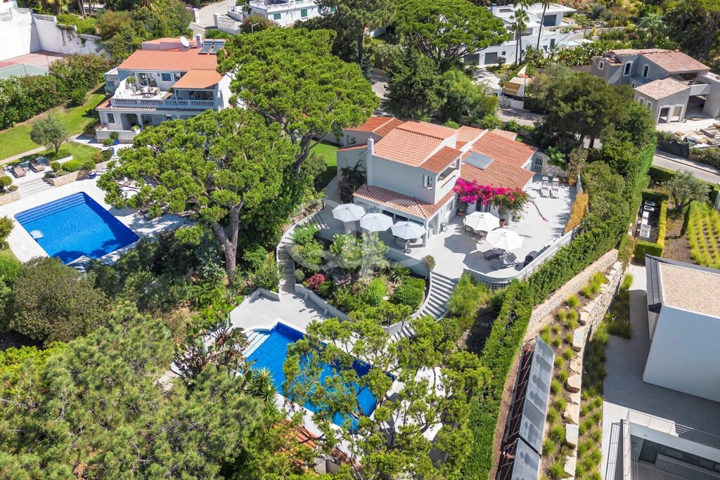 Luftaufnahme einer Villa in Vale do Lobo mit privatem Pool