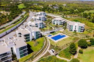 Vue aérienne d'un complexe d'appartements de luxe avec piscine commune et jardins paysagers