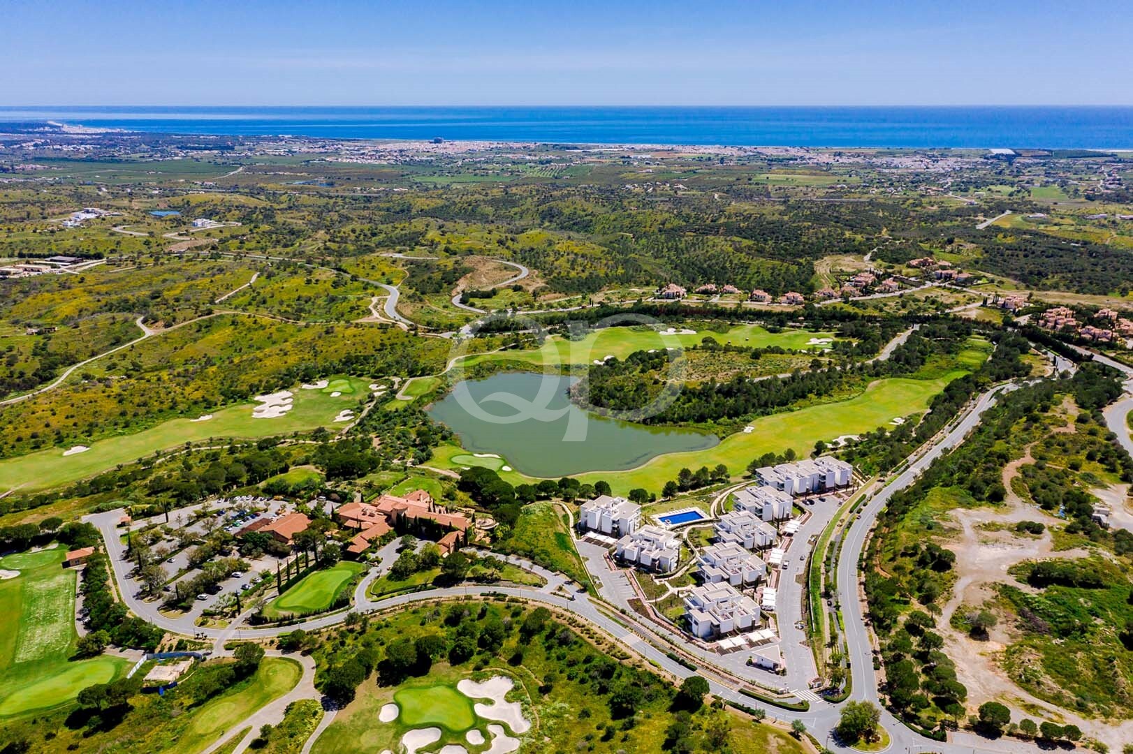 Vue aérienne du parcours de golf, du complexe immobilier de luxe et de la campagne environnante de l'Algarve