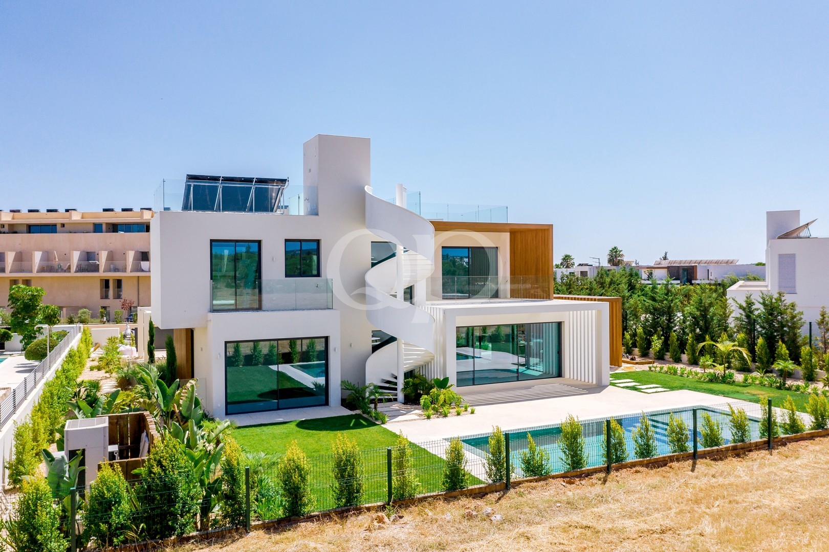 Villa contemporaine avec piscine et jardin paysager