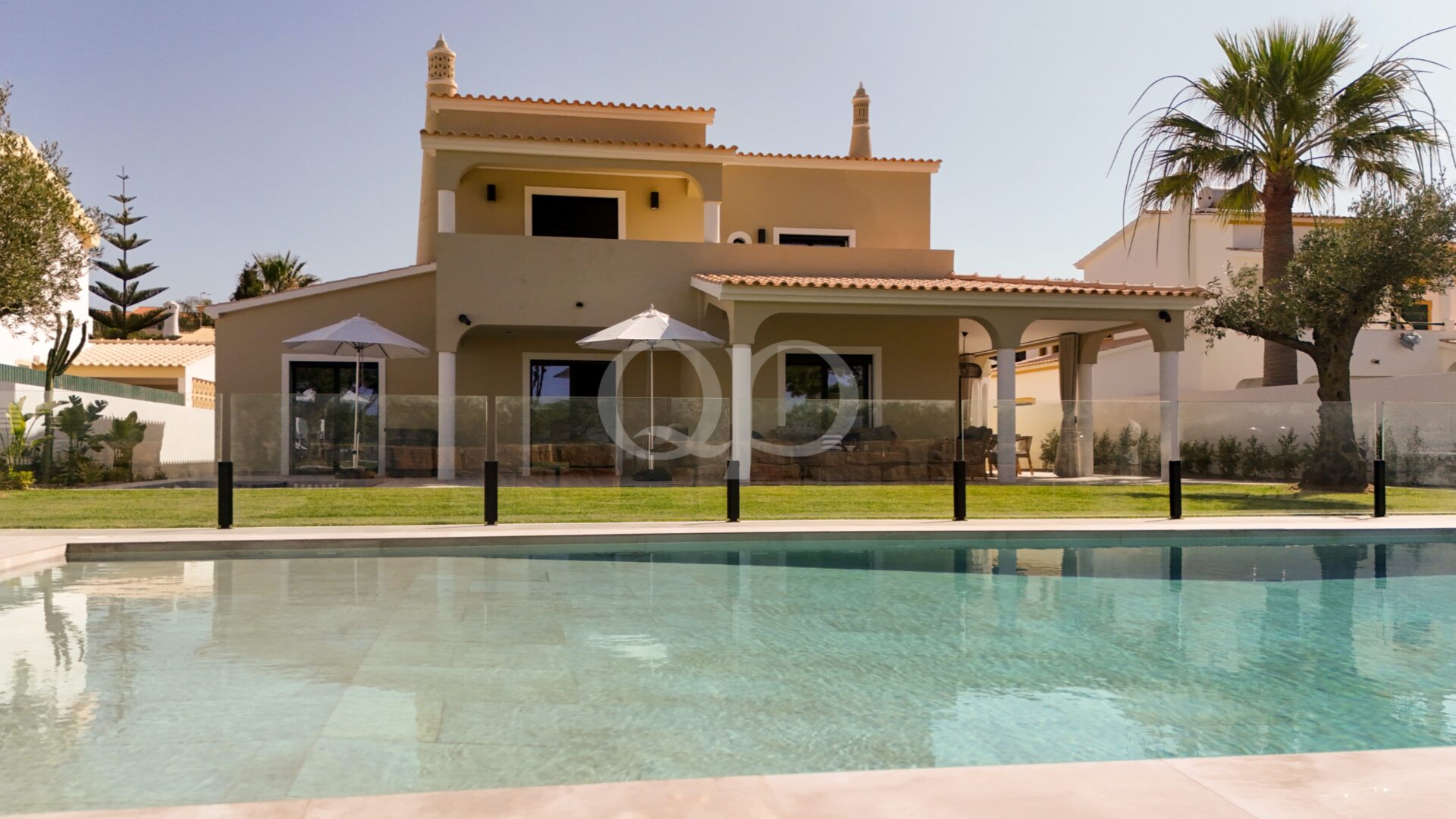 Extérieur d'une villa élégante avec piscine privée et terrasse couverte