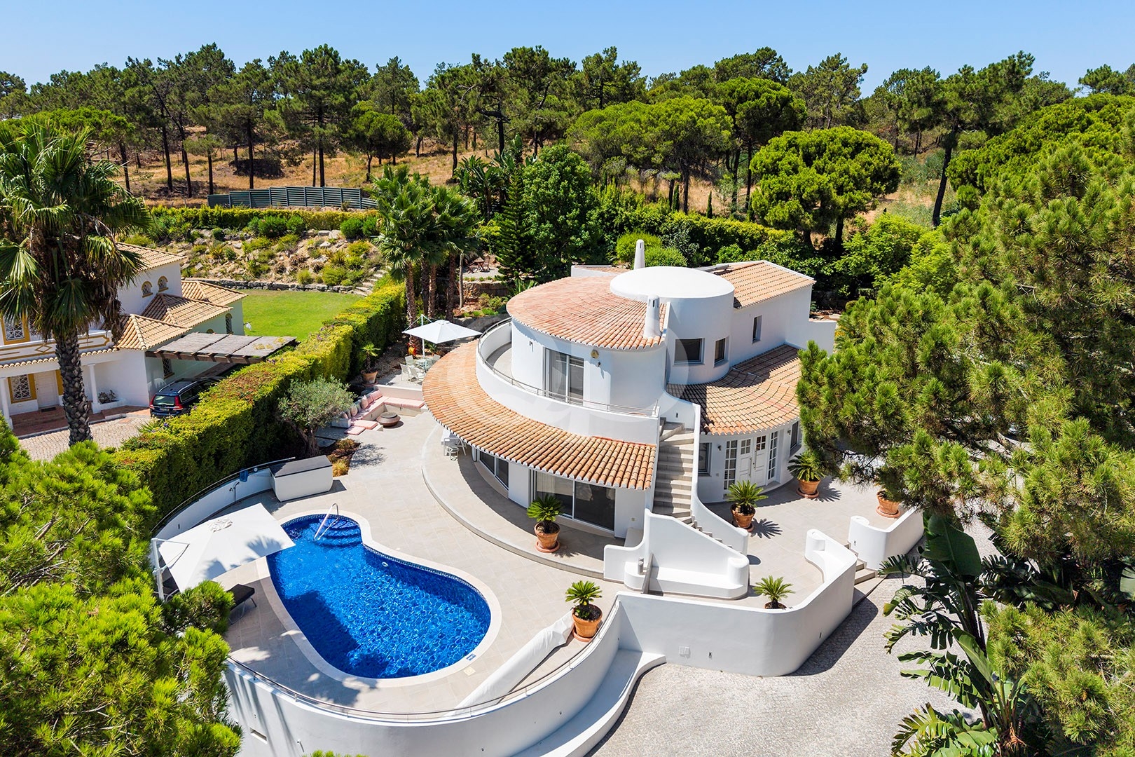 Vue aérienne de la villa et de sa piscine privée