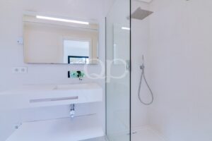 Salle de bains moderne avec douche à l'italienne et meuble-lavabo suspendu