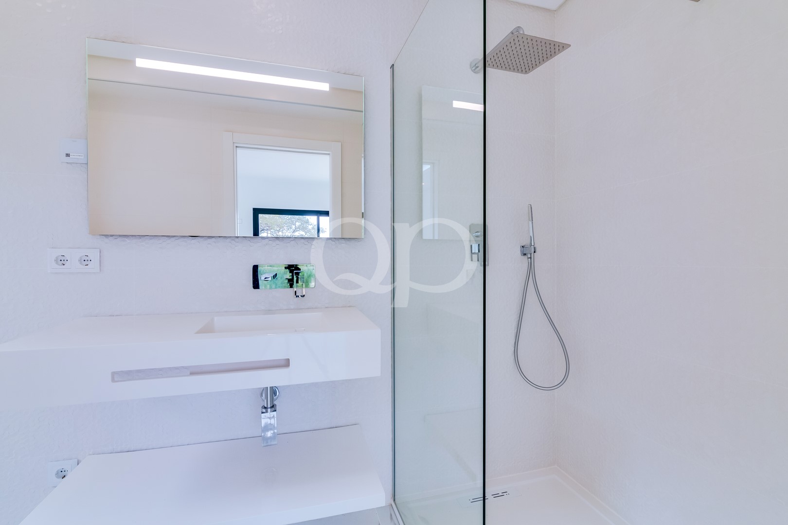 Salle de bains moderne avec douche à l'italienne et meuble-lavabo suspendu
