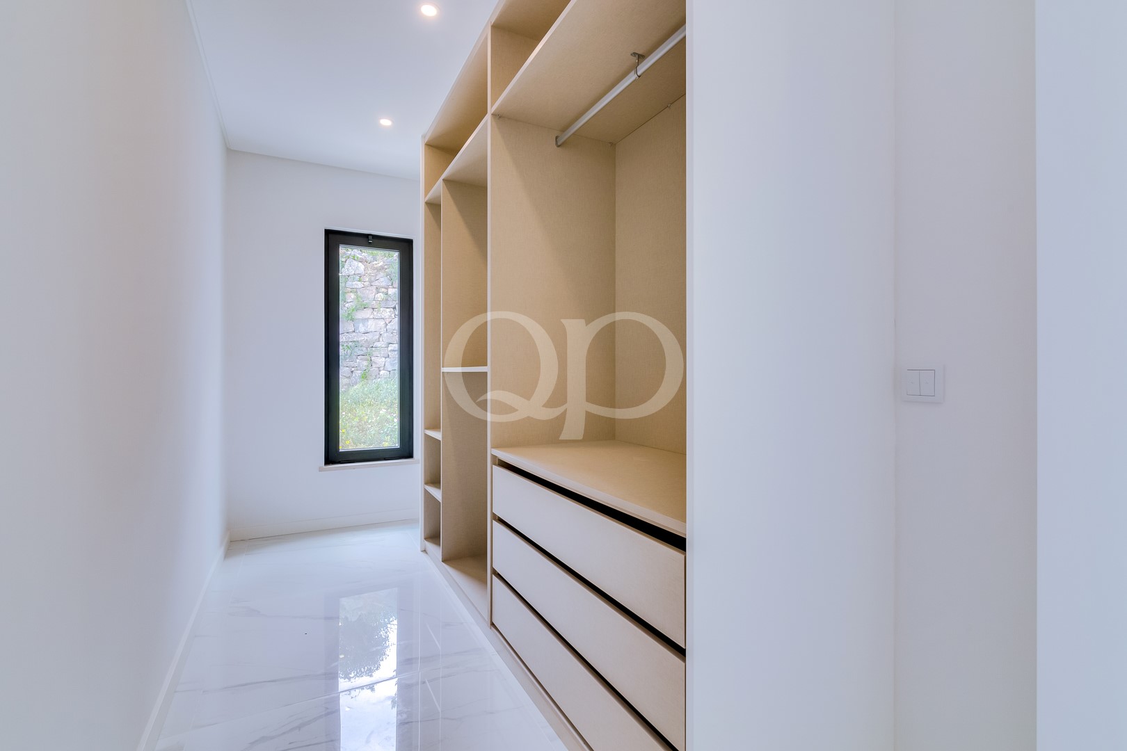 Dressing avec rangements et tiroirs sur mesure
