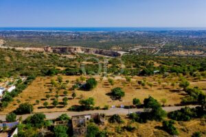 Une vue panoramique imprenable depuis le sommet d'une colline, sur la campagne préservée de l'Algarve, en direction de la côte atlantique