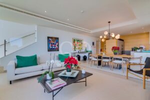 Un salon et une salle à manger lumineux et ouverts, dotés d’un mobilier contemporain