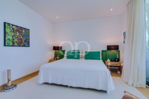 Chambre spacieuse avec placards intégrés, parquet et mobilier contemporain