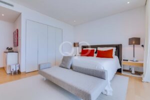 Chambre avec placards intégrés, mobilier contemporain et grandes fenêtres