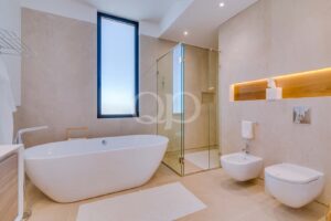 Salle de bains moderne avec baignoire îlot, douche à l'italienne et lumière naturelle