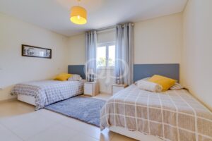 Chambre spacieuse à deux lits, idéale comme chambre d'enfant, chambre d'amis ou espace familial polyvalent