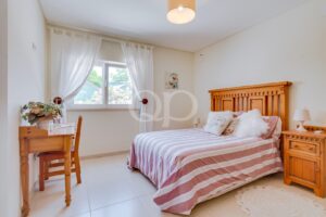 Chambre lumineuse et spacieuse, bénéficiant d'une excellente luminosité naturelle, d'une vue sur le jardin et offrant de nombreuses possibilités d'aménagement