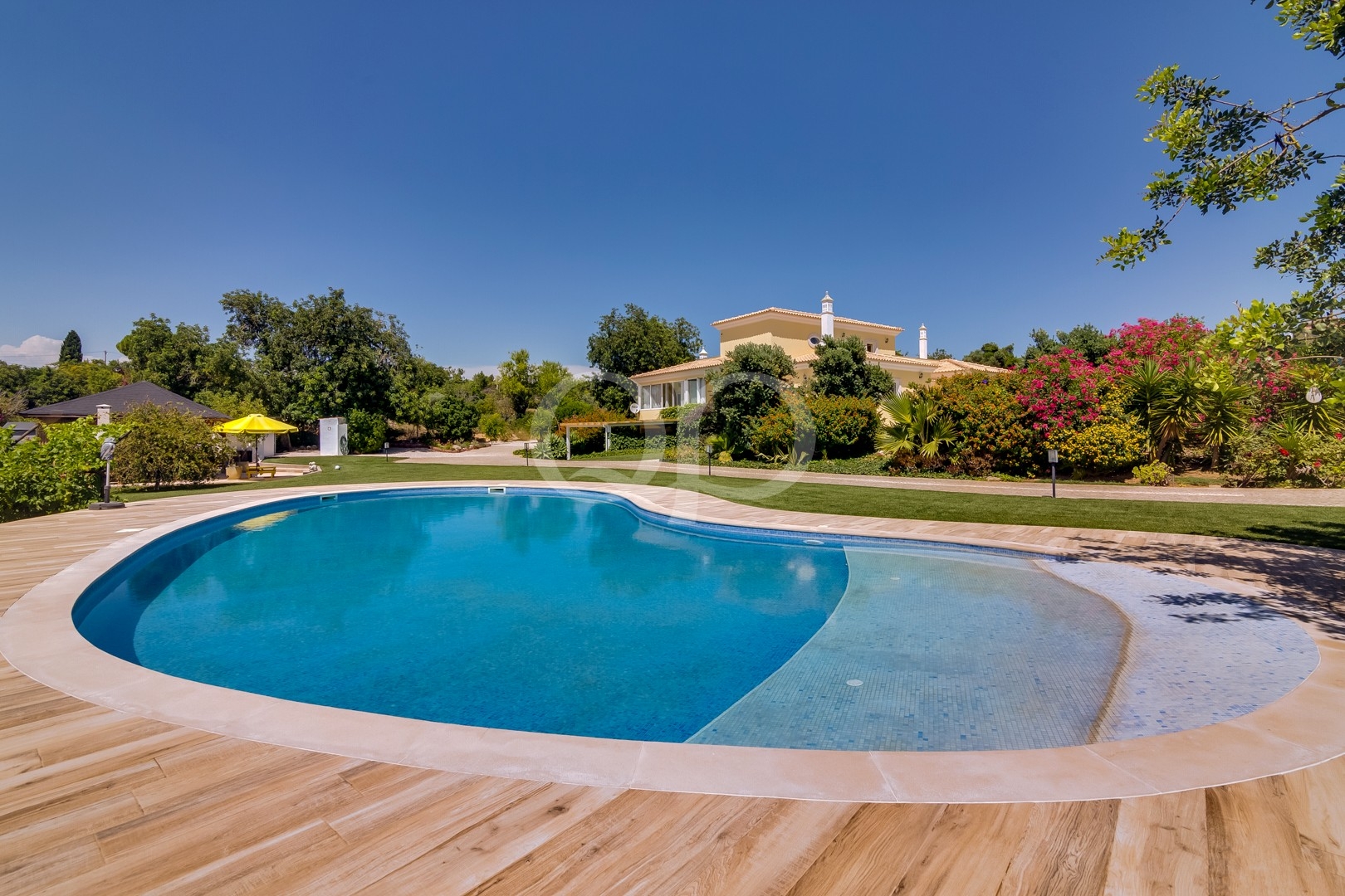 Atemberaubender, zum Entspannen einladender Pool mit idyllischen Gartenlandschaften