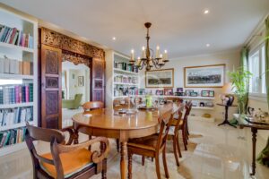 Sala de jantar encantadora com detalhes tradicionais, iluminação de destaque e armários feitos à medida