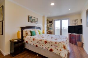 Quarto acolhedor com varanda privada e muita luz natural