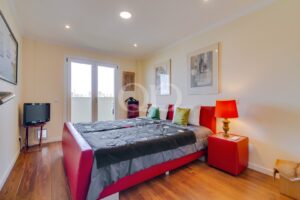 Quarto colorido com varanda privada e um ambiente luminoso e contemporâneo