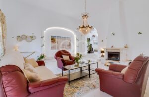 Helles, beeindruckendes Wohnzimmer mit elegantem Kamin und wunderschönen Rundbögen
