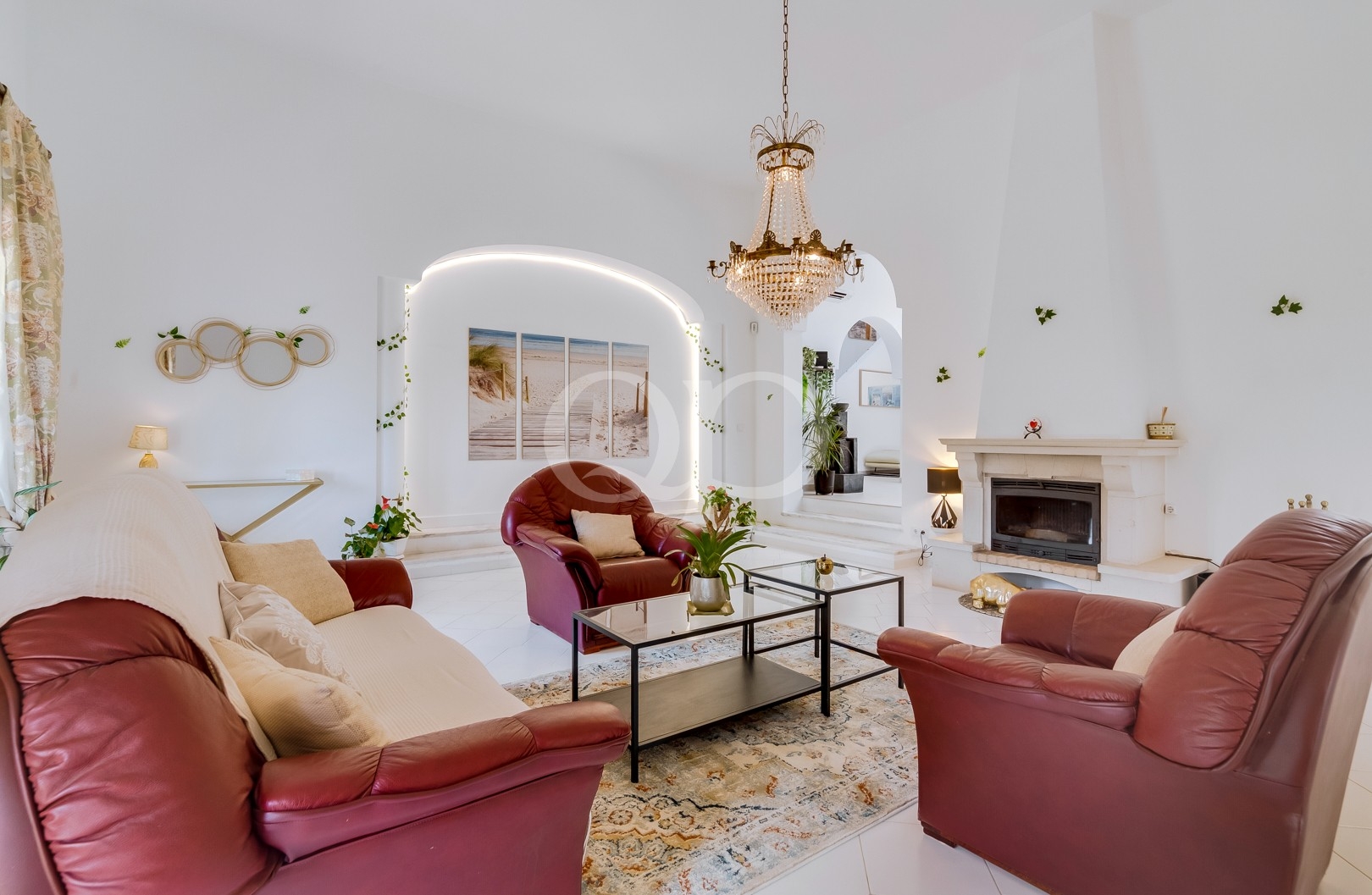 Helles, beeindruckendes Wohnzimmer mit elegantem Kamin und wunderschönen Rundbögen