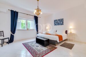 Elegantes, geräumiges Schlafzimmer mit schönen Fenstern, die Privatsphäre und Ruhe bieten