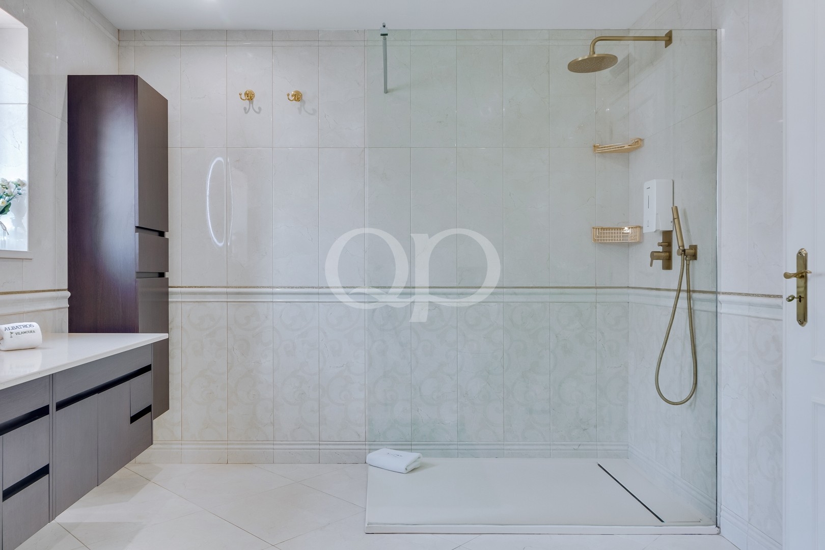 Helles, geräumiges Badezimmer mit begehbarer Glasdusche und elegantem Waschtisch