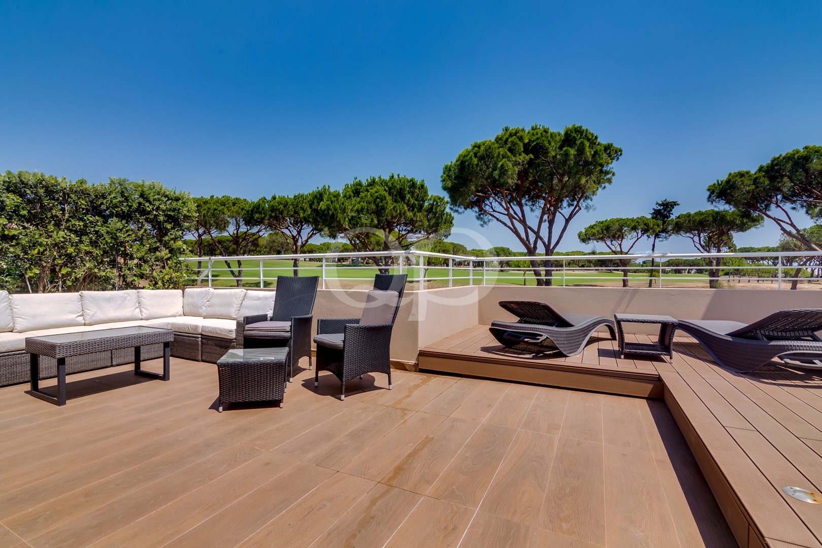 Wunderschöne, großzügige Terrasse mit direktem Blick auf einen Golfplatz