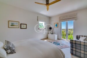 Schlafzimmer mit Zugang zur Terrasse und Blick ins Grüne