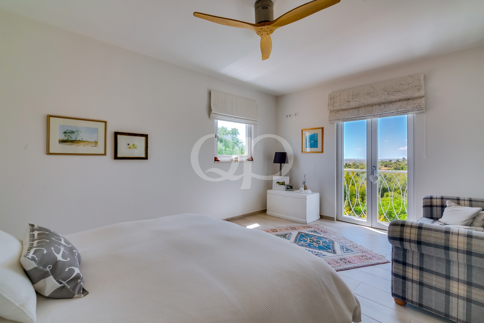 Schlafzimmer mit Zugang zur Terrasse und Blick ins Grüne