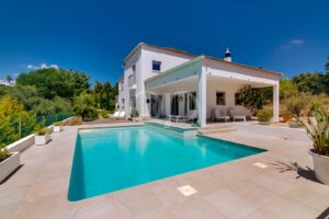 Piscina com terraço coberto e exterior da moradia