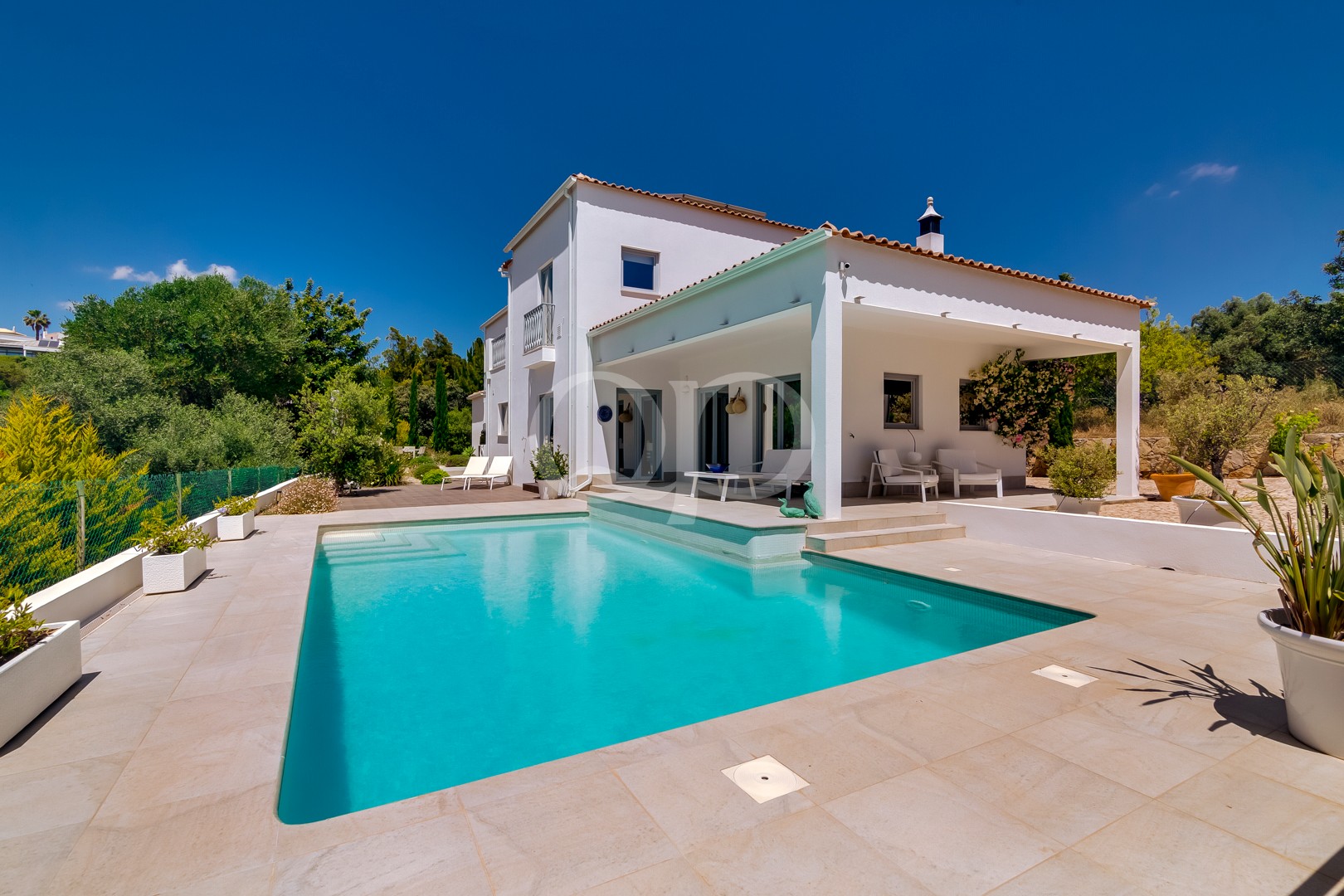 Swimmingpool mit überdachter Terrasse und Außenbereich der Villa