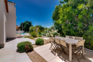 Terraço com piscina, área de refeições ao ar livre e jardins paisagísticos