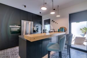 Kitchen with island, integrated appliances and breakfast seating