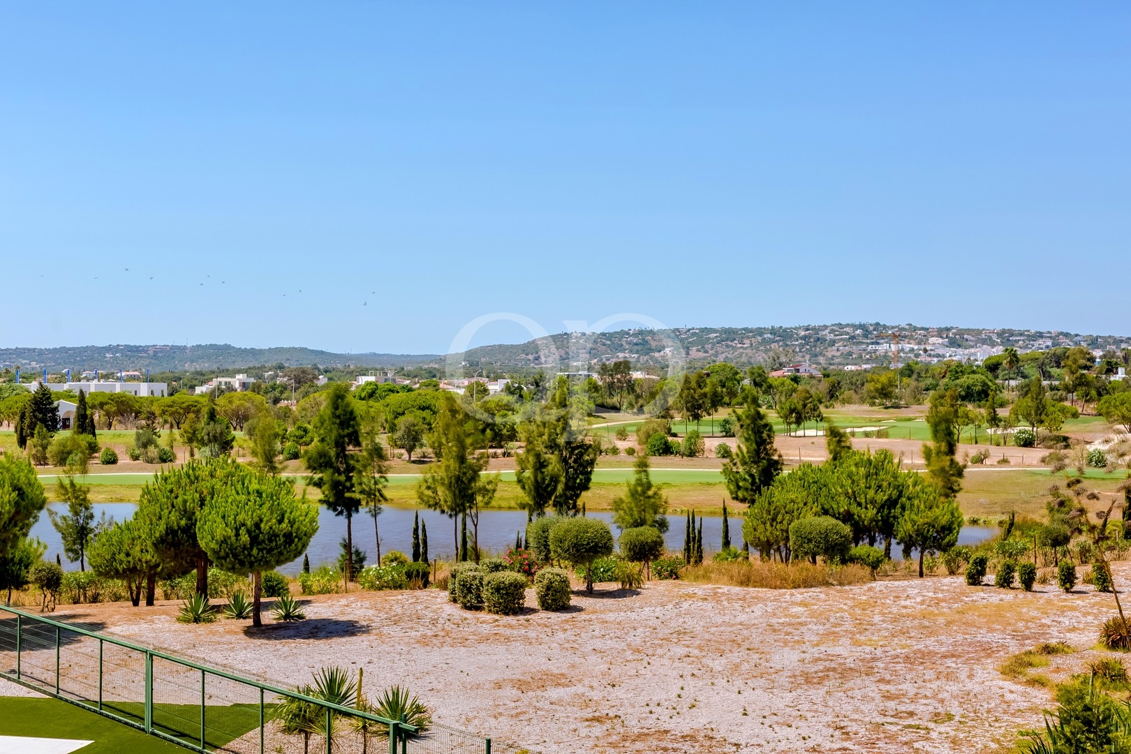 Vue sur le parcours de golf et le lac depuis la propriété