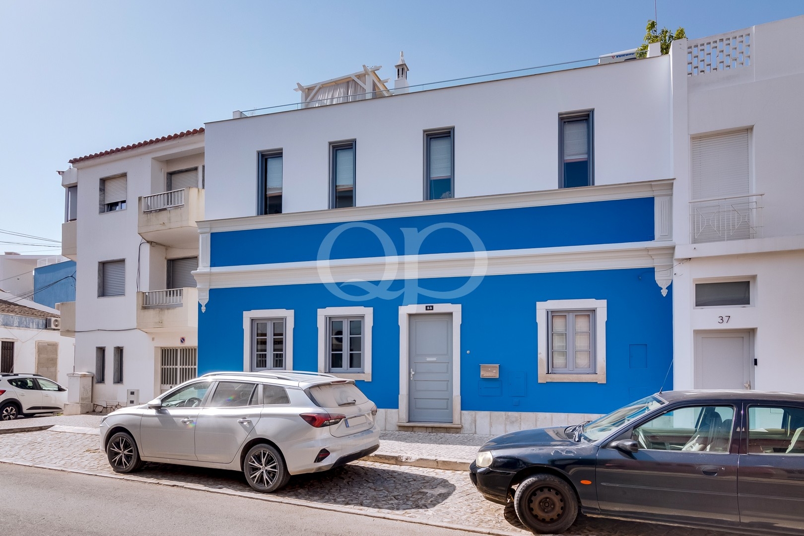 Bright blue townhouse offering loule city life at your doorstep