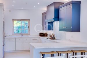 Fully fitted kitchen with breakfast bar