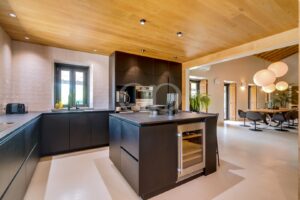 Cozinha moderna com ilha central e eletrodomésticos embutidos