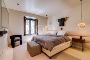 Quarto com interiores elegantes em tons neutros e luz natural